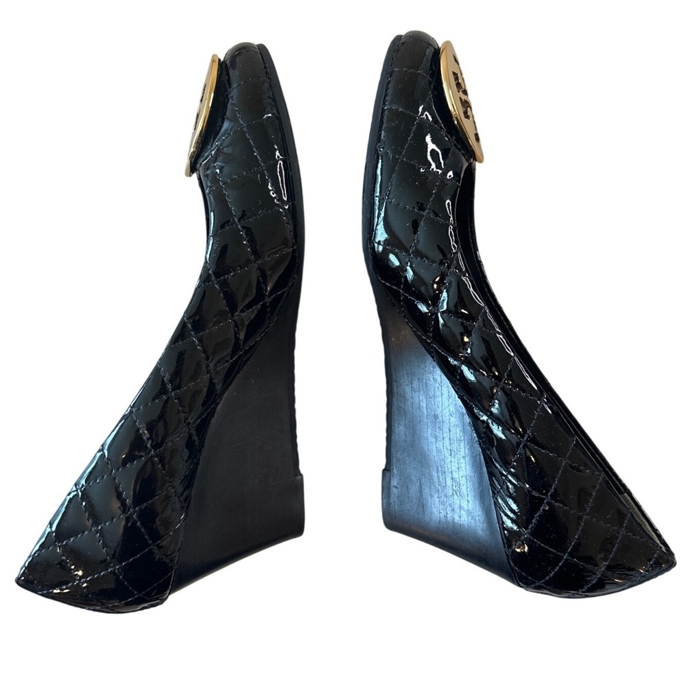 Tory Burch Quinn Quilted Patent Wedge Pumps Black Gold Logo Size 8.5 - Picture 6 of 11